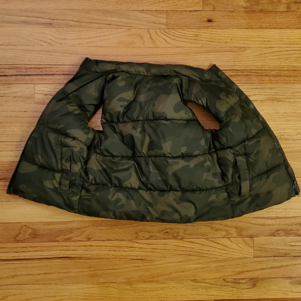 Old Navy boys sz 6-7 camo vest